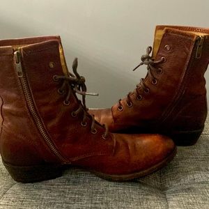 Loved Frye combat boots. Already broken in😴
